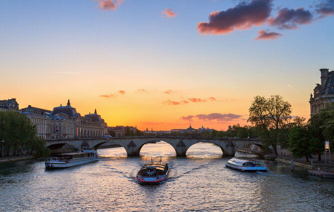 (75) A Paris, plusieurs blessés lors d'une collision de péniches touristiques 